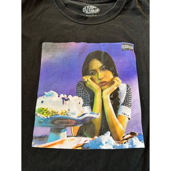 OLIVIA RODRIGO "SOUR" Black Tour T-shirt SIZE LARGE - Picture 2 of 5